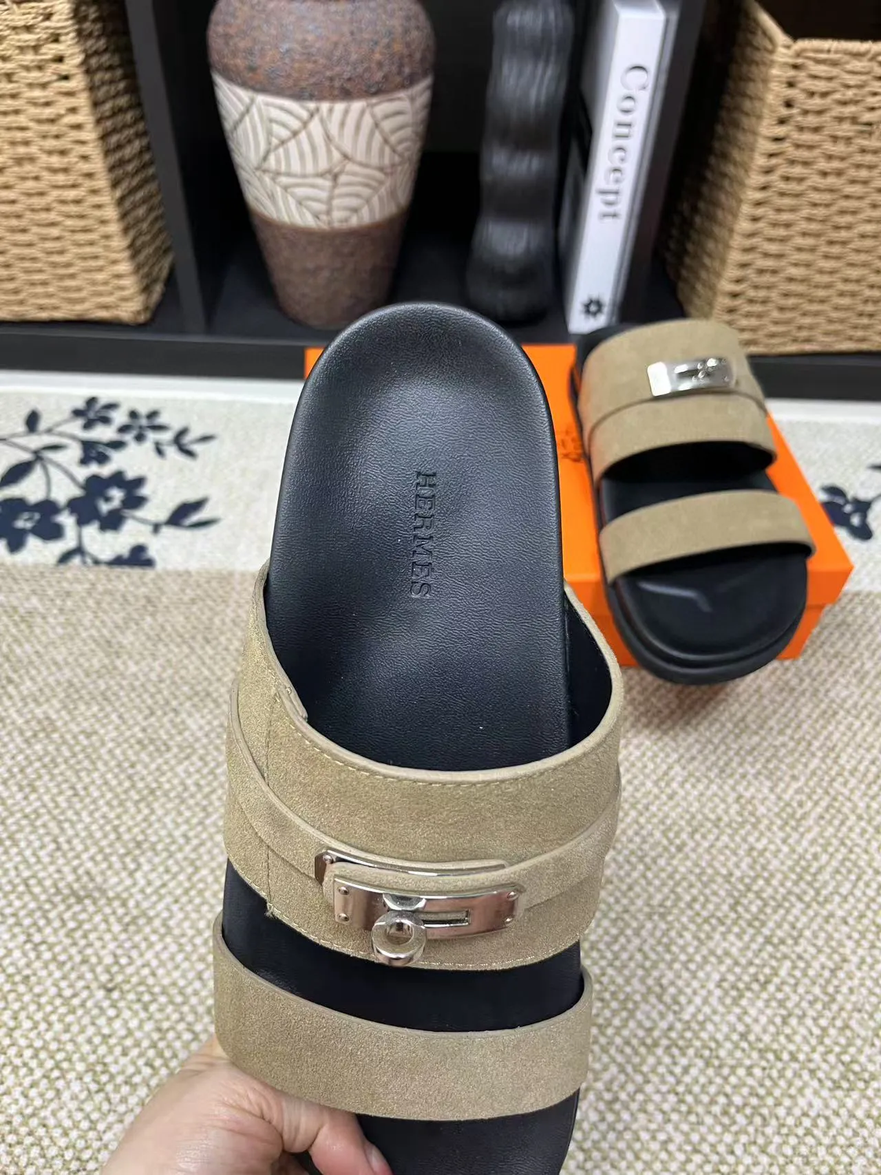 P300 Hermes men's Kazimir slippers - top-quality woven calfskin functional sandals with interwoven uppers inspired by the "H" iconic pattern to create a casual look, perfect for summer. Imported cowhide + cowhide lining + TUP outsole Size: 36-46 couple model